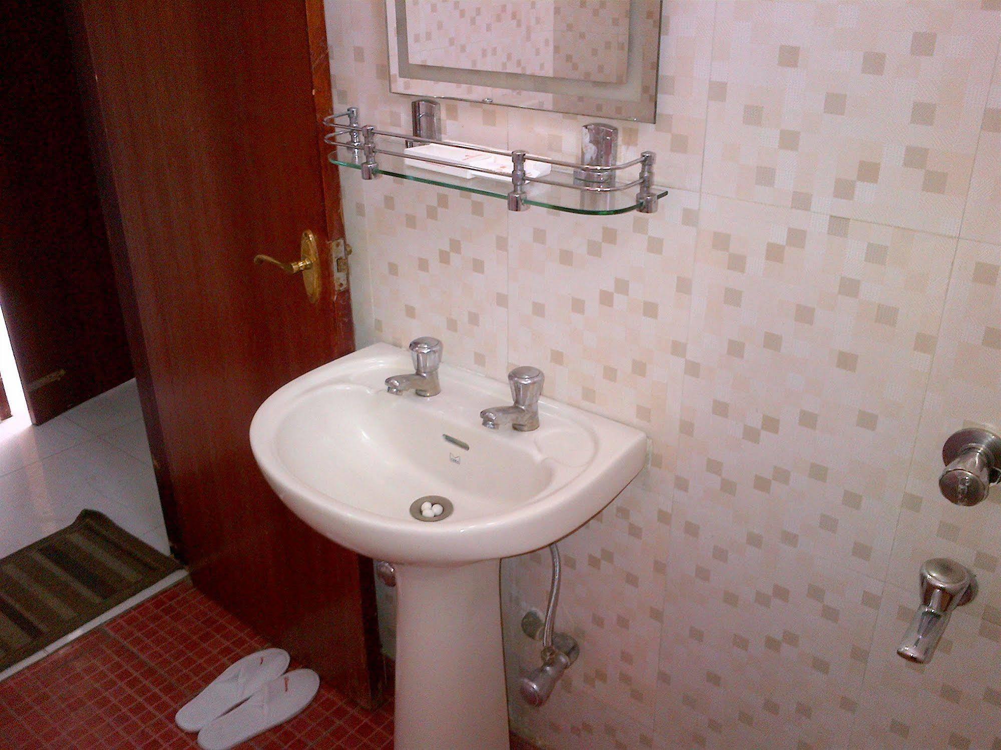 Hotel Malik Continental Нью-Дели Экстерьер фото